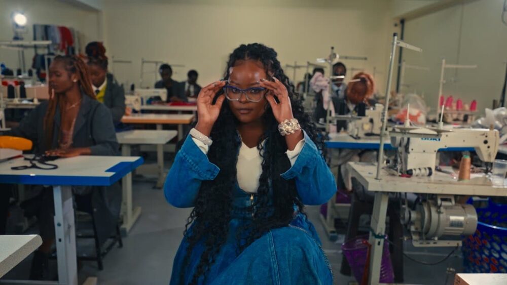 (ViDEO) Bridget Blue – 9 to 5 4 Bridget Blue – 9 to 5 MP3 DOWNLOAD